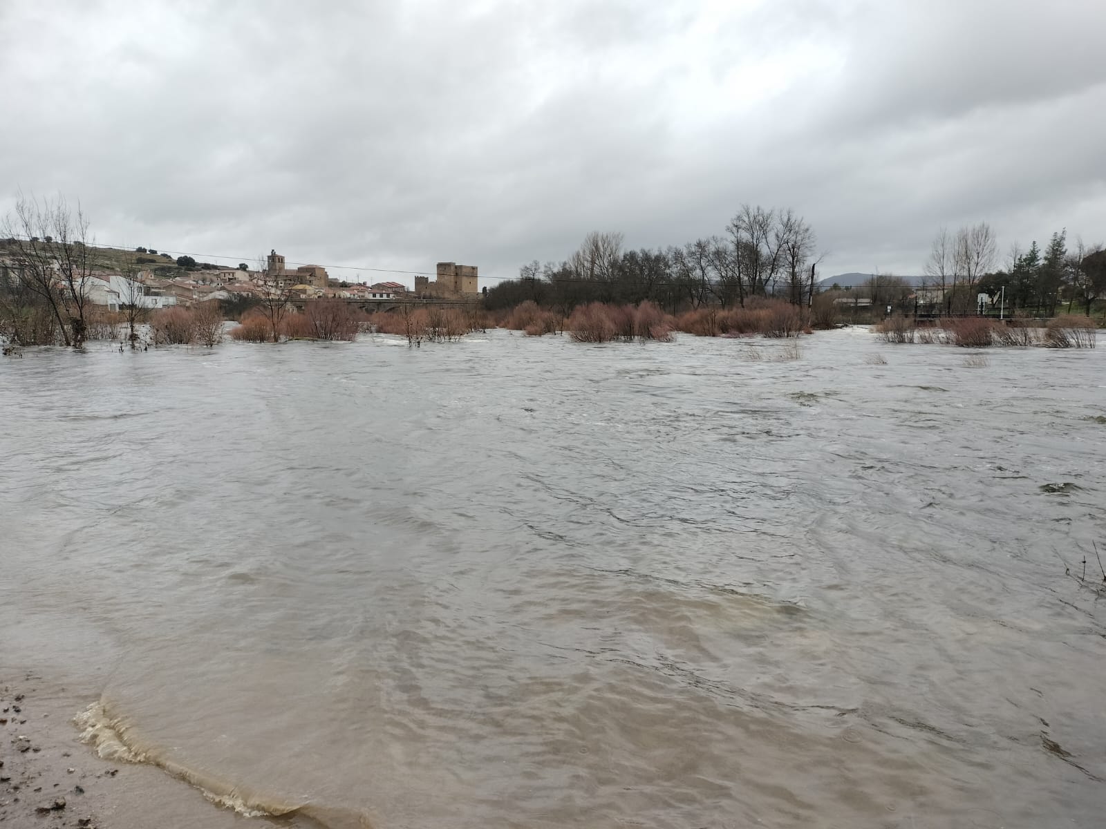 Así luce el río Tormes a su paso por Puente del Congosto tras la espectacular crecida de las últimas horas