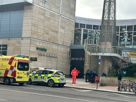 Despliegue de Policía Local y una ambulancia en las inmediaciones de Vialia por una persona indispuesta