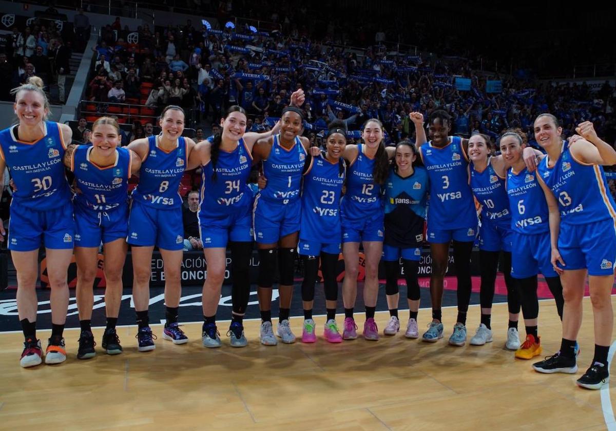 Las jugadoras de Avenida celebran la victoria ante Estudiantes.