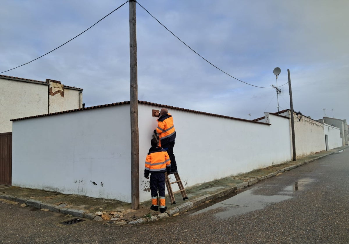 Los operarios instalando las nuevas placas en Torrejón de Alba.