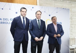 El eurodiputado del Partido Popular, Raúl de la Hoz; el alcalde Salamanca, Carlos García Carbayo y el consejero de Movilidad y Transformación Digital de la Junta de Castilla y León, José Luis Sanz.