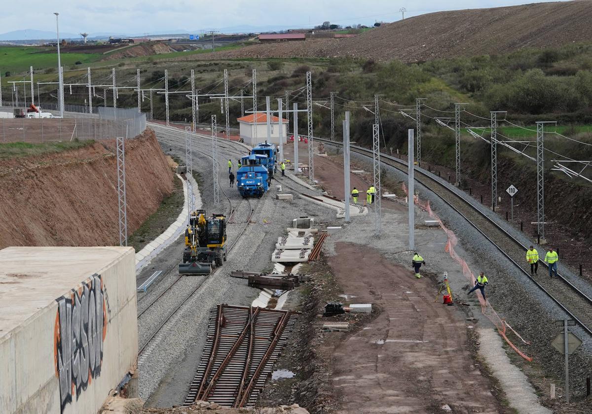 Operarios de la obra del Puerto Seco ultiman los trabajos para conectar la plataforma intermodal a la vía férrea.