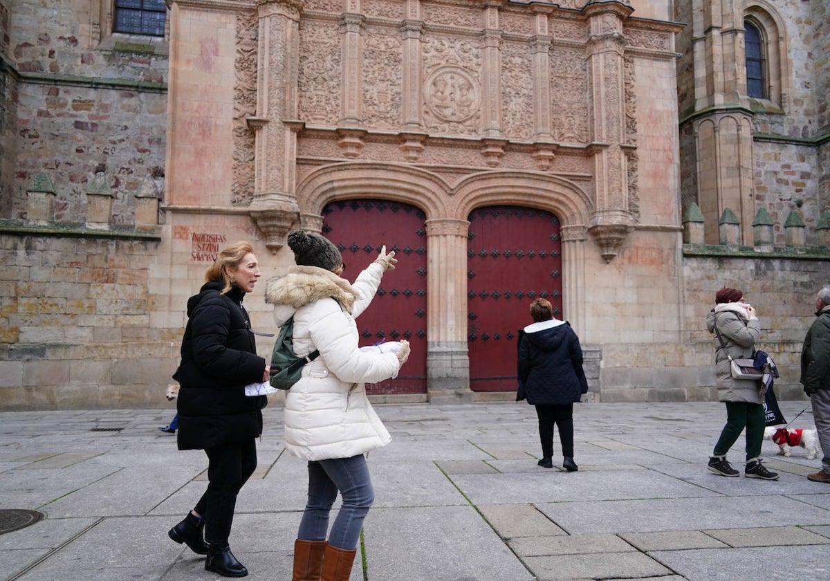 Turistas frente a la fachada del edificio histórico de la Universidad.