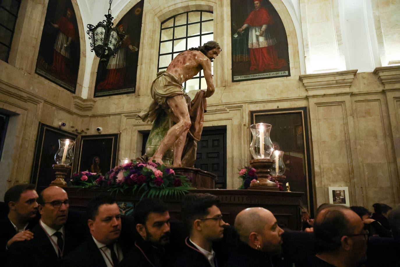 Así fue el paso de Jesús Flagelado por el claustro barroco de la Pontificia en su vía crucis