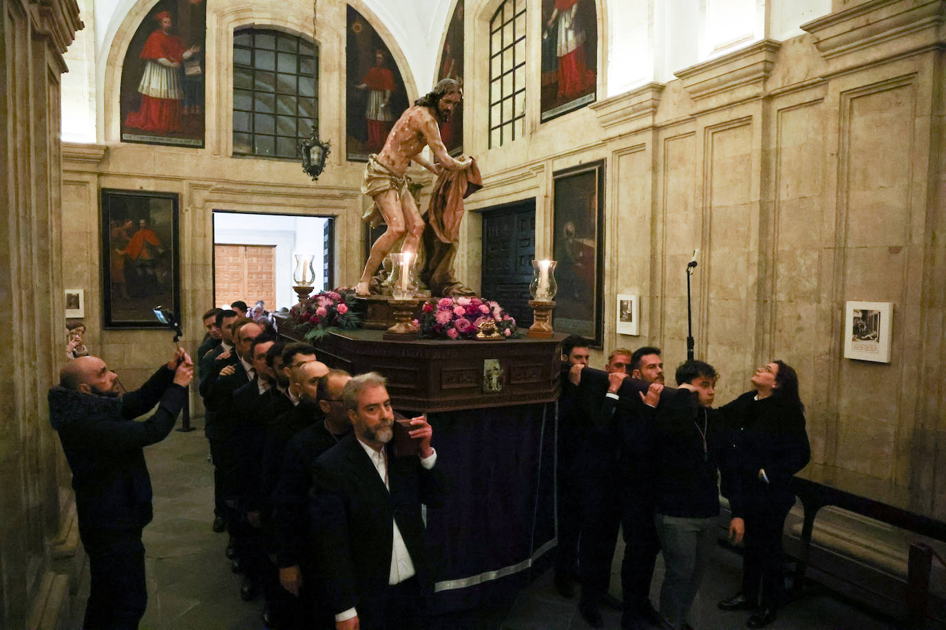 Así fue el paso de Jesús Flagelado por el claustro barroco de la Pontificia en su vía crucis