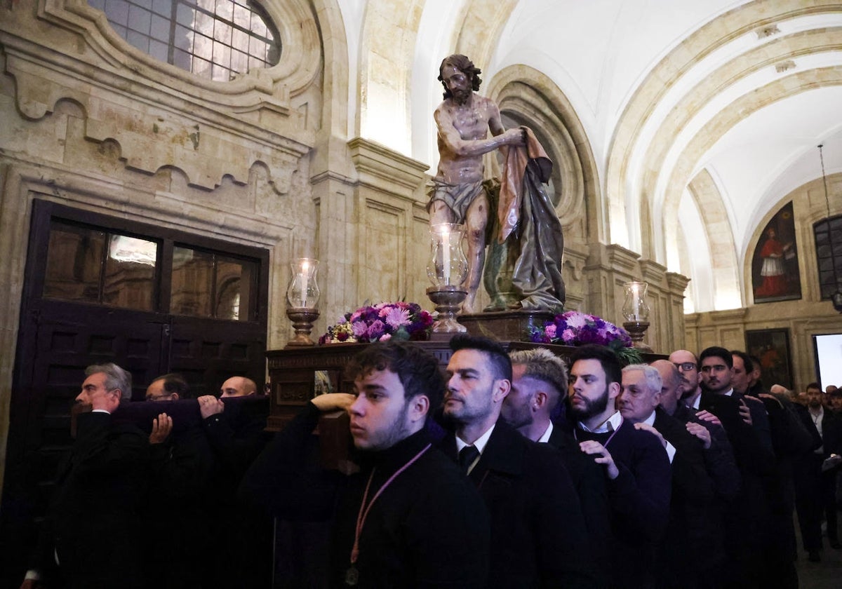 Así fue el paso de Jesús Flagelado por el claustro barroco de la Pontificia en su vía crucis