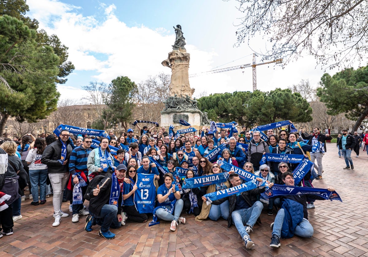 Un grupo de aficionados del Perfumerías Avenida, en el 'Encuentro de Aficiones'