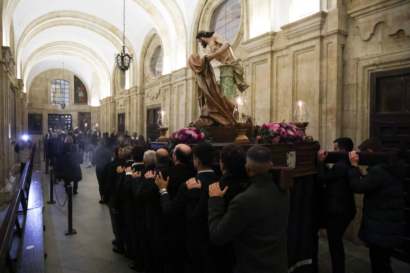 Así fue el paso de Jesús Flagelado por el claustro barroco de la Pontificia en su vía crucis