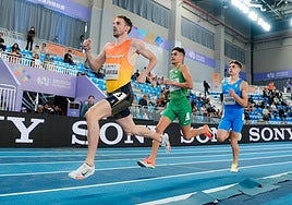 Álvaro de arriba en la semifinal en 800 metros.