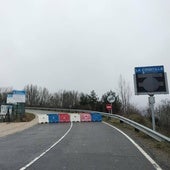 Carretera a la Covatilla vallada para que no circulen por ella los vehículos.