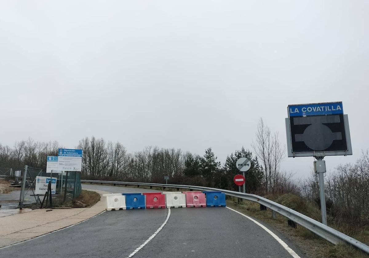 Carretera a la Covatilla vallada para que no circulen por ella los vehículos.