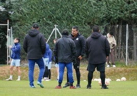 Dueñas charla con su cuerpo técnico durante la sesión de entrenamiento de este sábado.