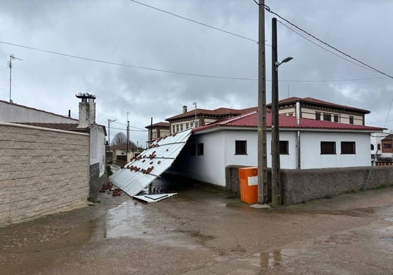 La cubierta cayó en una calle adyacente.