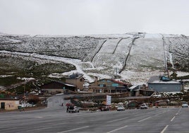 Imagen de La Covatilla con las primeras nieves del invierno antes de iniciar la temporada.