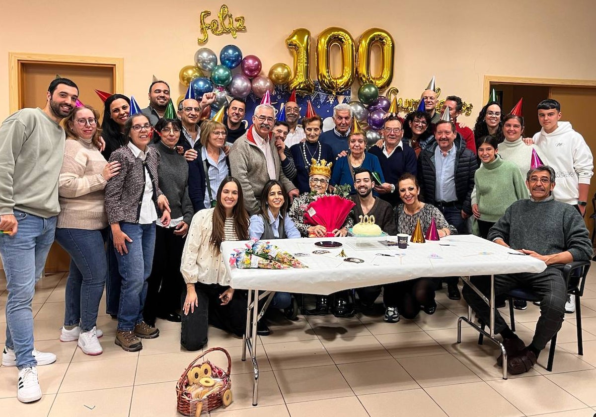 Paquita García Martín celebrando sus 100 años acompañada de sus familiares.