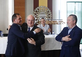 Juan Luis Delgado, el presidente de ASAJA Salamanca coloca la insignia a Enrique Cabero.