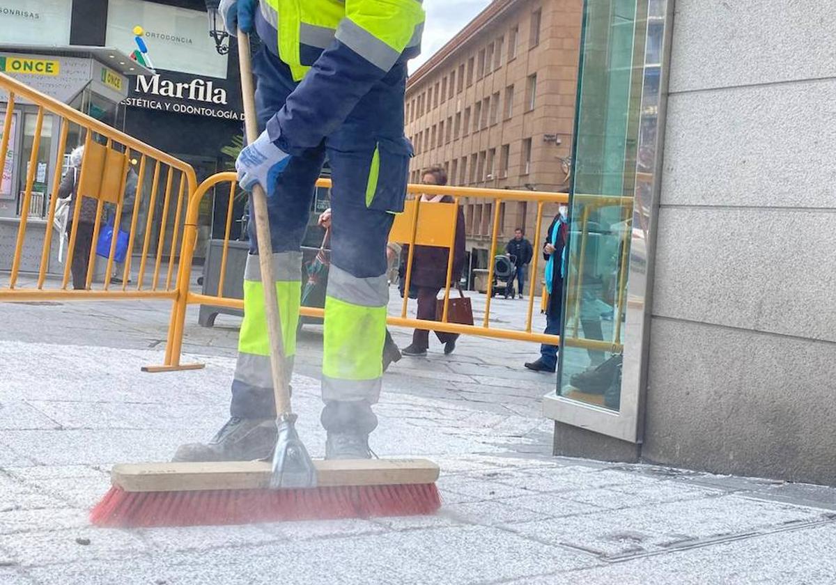 Un operario barre la bajada de la calle Toro tras picar el granito.