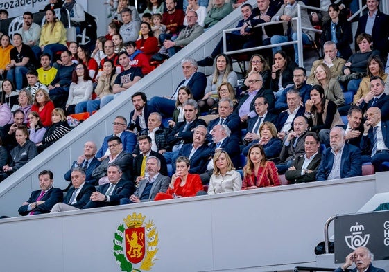 Jorge Recio, en el palco junto a Óscar Castañeda, Natalia Chueca, Pilar López Alegría, Elisa Aguilar y Jorge Azcón.