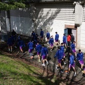 Los jugadores del Salamanca UDS ejercitándose a las puertas del gimnasio del Helmántico.