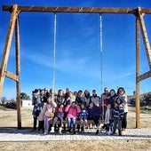 Un grupo compuesto por adultos y niños disfruta del columpio ubicado en Los Pilones, en Juzbado.
