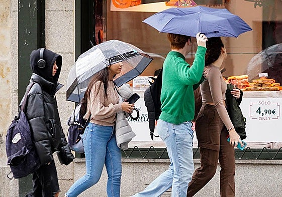 Una imagen de lluvia por las calles de Salamanca.