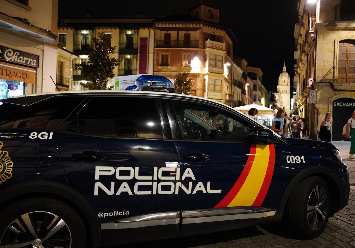 Foto de archivo de un coche de la Policía Nacional en el acceso de la Rúa.