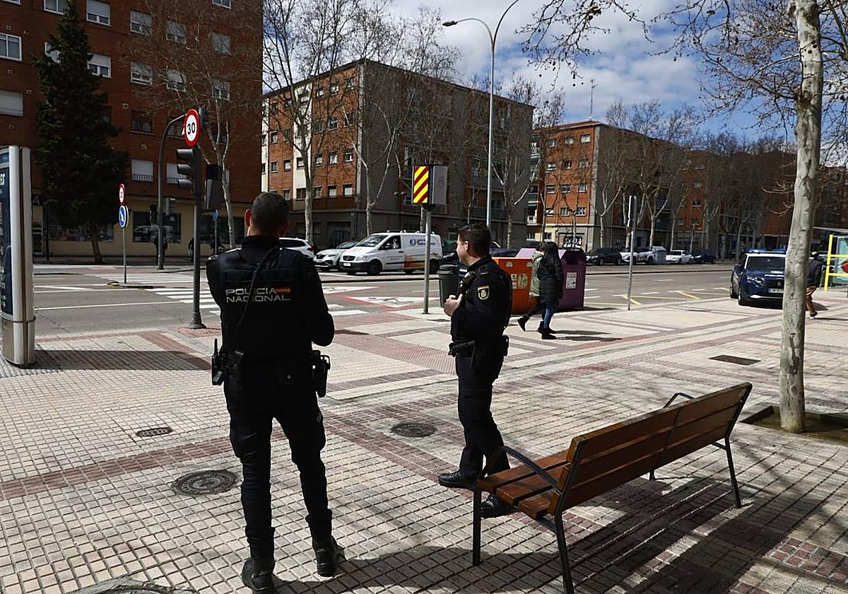 Policías nacionales en la avenida de los Cipreses este miércoles.