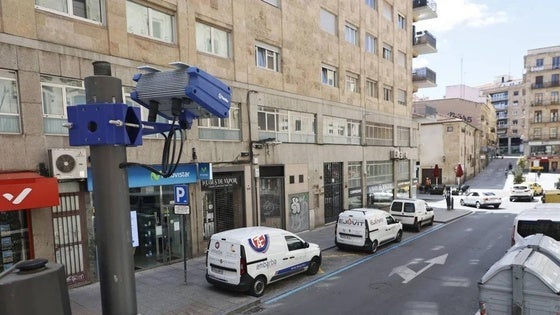 Foto: Lector de matrícula en la calle Correhuela, junto a la Gran Vía de Salamanca. Vídeo: Explicación de cómo va a ser el registro de vehículos que pueden entrar en la zona peatonal a partir del 1 de julio