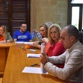 Juan Antonio Pascual (izq.) fuera del equipo de Gobierno popular de Alba.