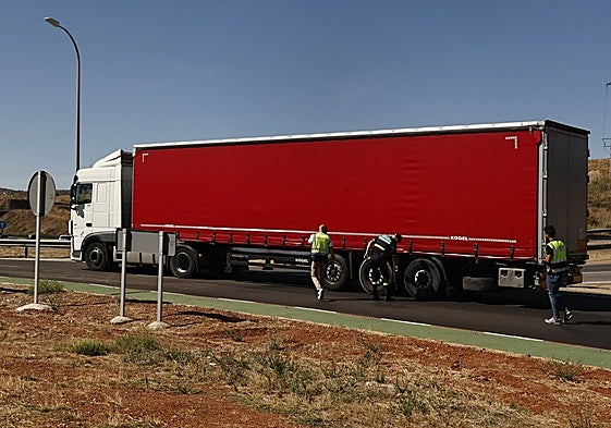 Agentes inspeccionan el camión tras el accidente mortal.