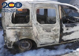 Imagen del vehículo incendiado.