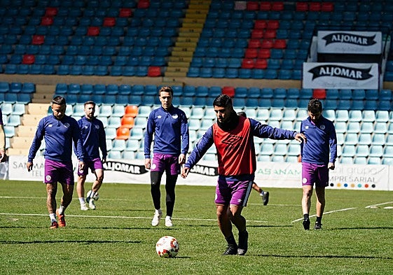 Martín Galván se dispone a golpear el balón en el entrenamiento del jueves en el Helmántico.