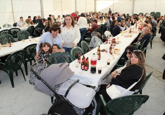 La carpa acogió a los participantes en la comida matancera