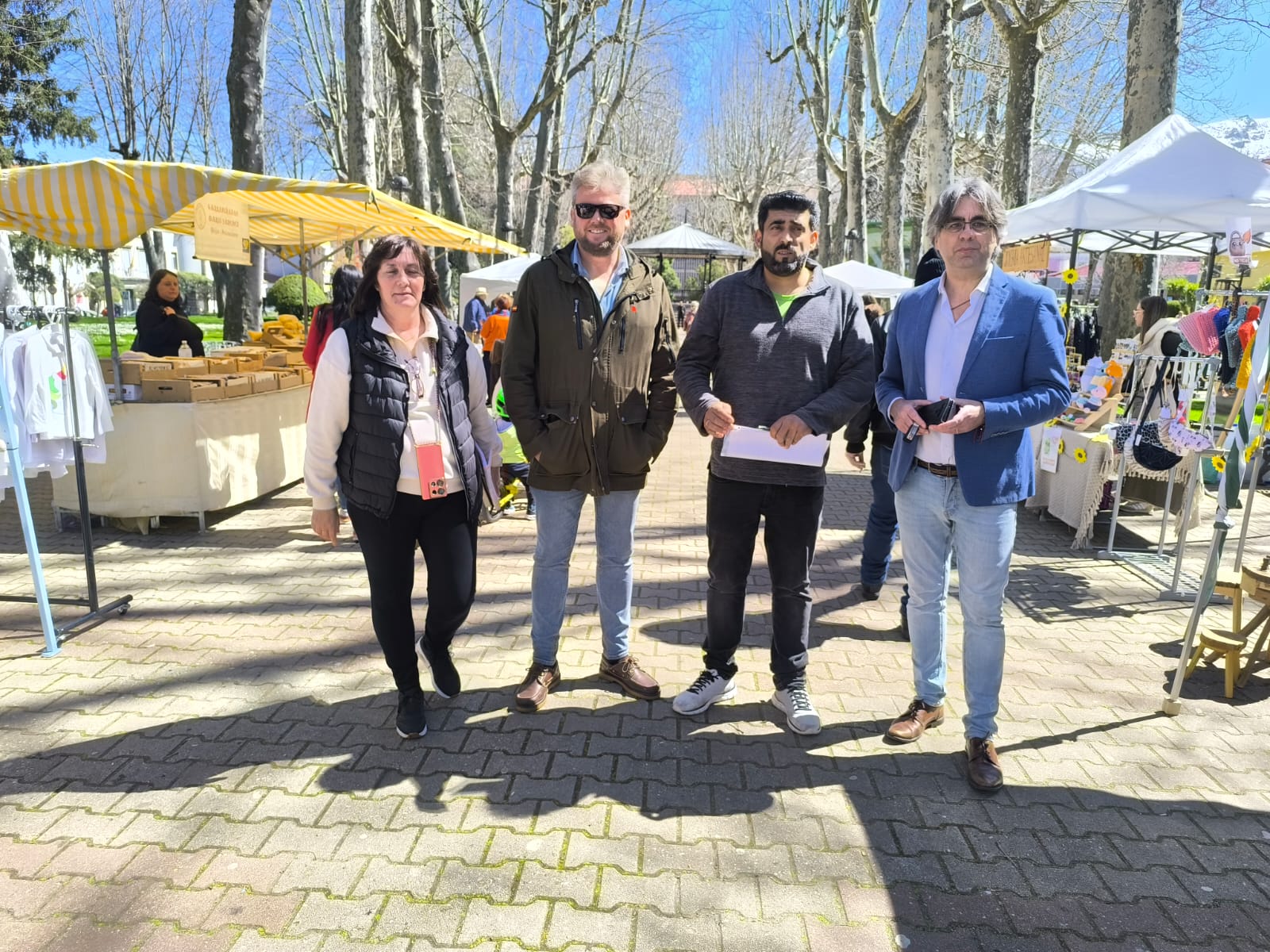 El buen tiempo anima el regreso de los mercados de antigüedades en el parque municipal de Béjar