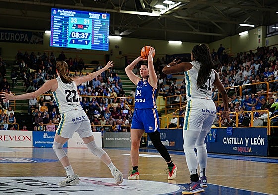 Fasoula busca opciones de pase en el Avenida-Jairis del sábado.