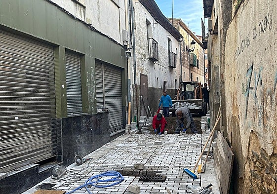 Obras de renovación del firme en la calle Manterola.