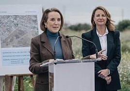 Cuca Gamarra junto a la alcaldesa de Castelló, Begoña Carrasco, y la presidenta de la Diputación, Marta Barrachina.