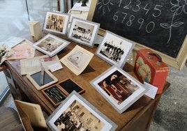 Mesa con imágenes y objetos del mundo educativo de Guijuelo