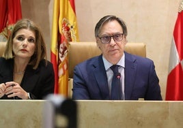 Almudena Parres y Carlos García Carbayo en el pleno de este viernes.