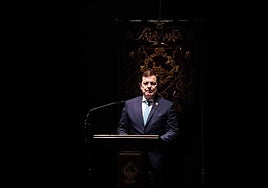 El presidente de la Junta de Castilla y León, Alfonso Fernández Mañueco, presentando a Julio López Revuelta como pregonero.