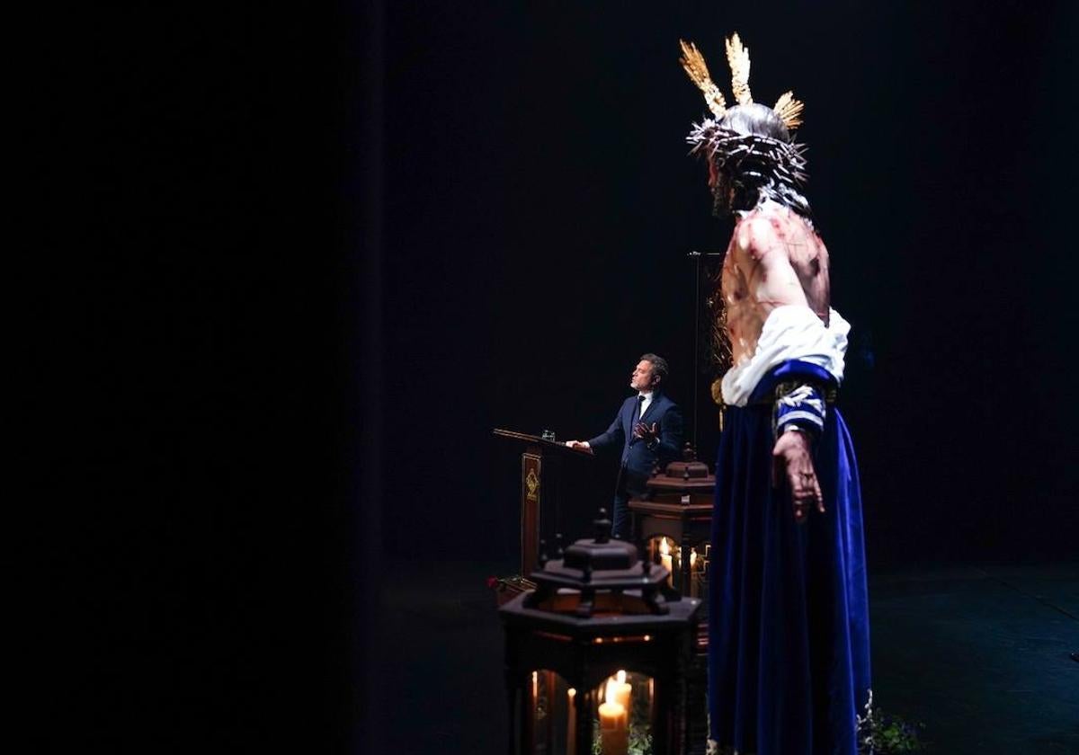 Julio López, ante la imagen de Jesús Despojado, en el Teatro Liceo.