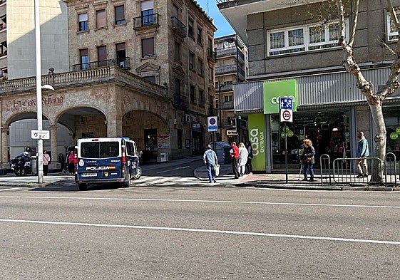 Policía Local y Nacional en las inmediaciones de la avenida de Mirat.