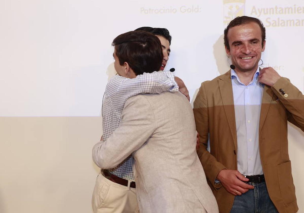 El saludo entre los toreros Marco Pérez e Ismael Martín.