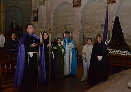 Integrantes de la cofradía tras el anuncio de la suspensión