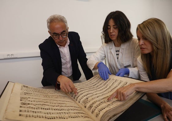 Antonio Sánchez Cabaco, Katia Martín Polo y Mabel Gonzalo, con la obra restaurada.