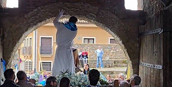 Problemas para La Borriquilla en Ciudad Rodrigo: encajonada en la puerta de la Colada