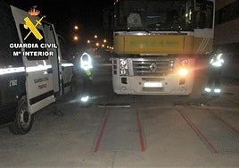 Imagen de la Guardia Civil con el camión que ha cometido la infracción.