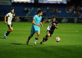 Pau Martínez persigue a Ibón Sánchez en el choque entre Unionistas y Bilbao Athletic de la primera vuelta.