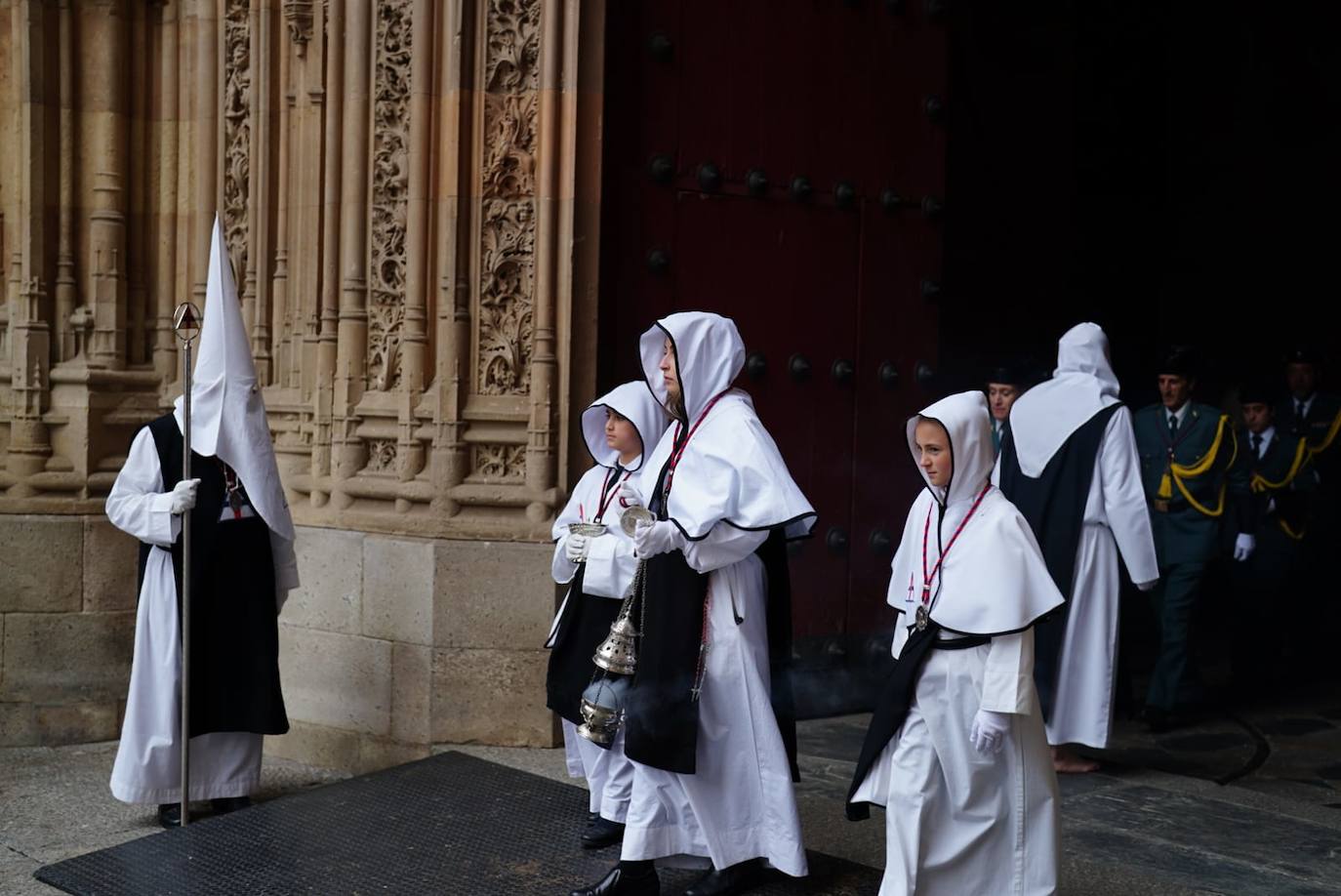 La procesión de la Hermandad de Nuestro Padre Jesús del Vía Crucis, en imágenes