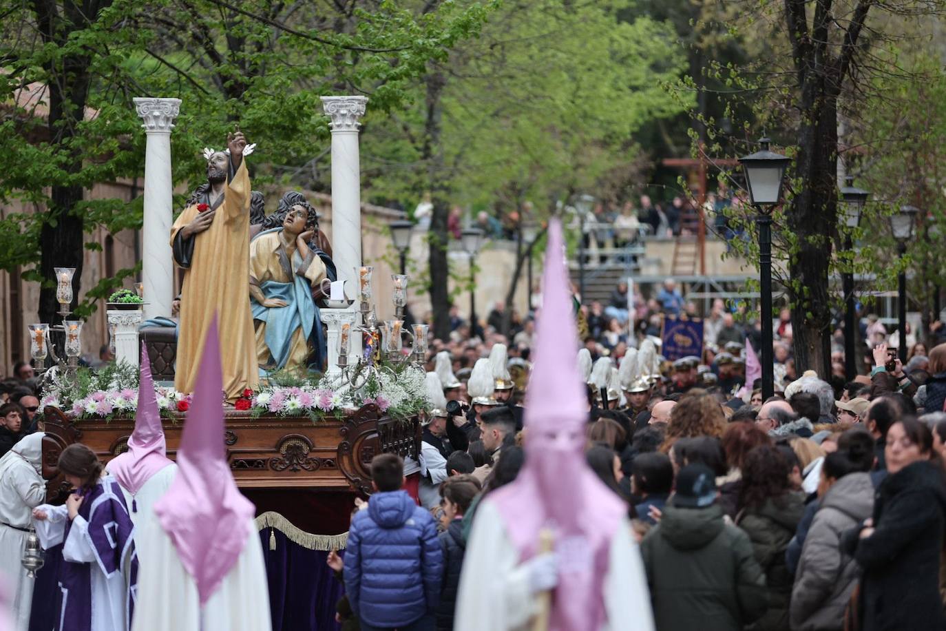 La procesión de la Seráfica Hermandad, en imágenes